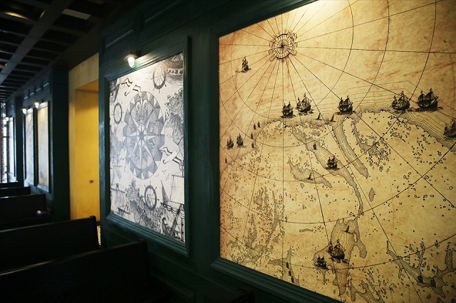 Cận cảnh tấm bản đồ ốp tường nhà ga đưa du khách lạc vào huyền thoại trên biển