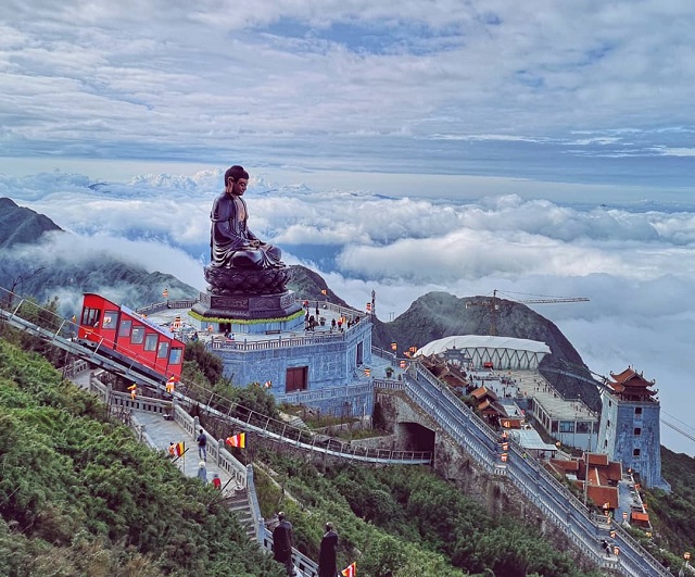 Chạm tay vào bức Đại Tượng Phật cao nhất Việt Nam