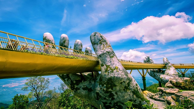 Tại Sun World Ba Na Hills có cầu Vàng (cầu Bàn Tay)