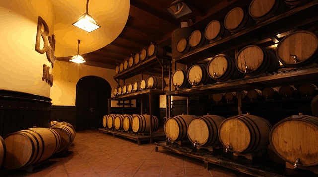 Thăm quan hầm rượu Debay tại Sun World Ba Na Hills