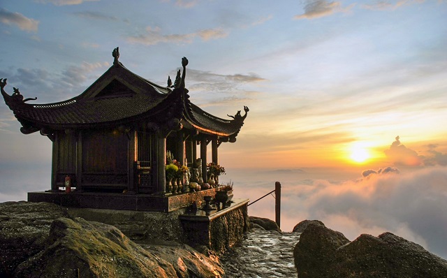 Từ sân bay Vân Đồn di chuyển đến yên Tử sẽ mất khoảng gần 2 giờ với quãng đường dài 97km