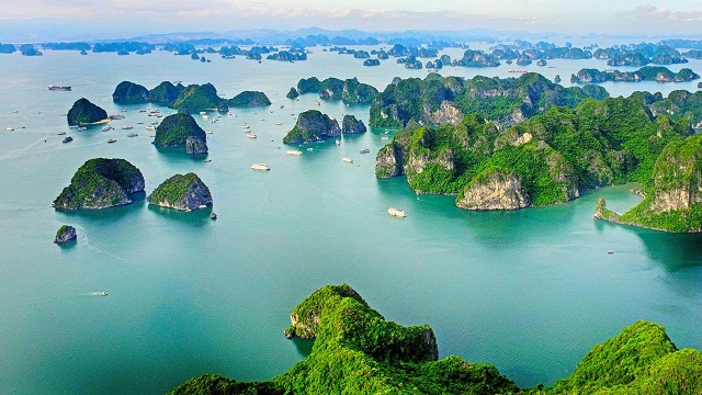 Vịnh Hạ Long thu hút một lượng lớn khách du lịch trong và ngoài nước mỗi năm