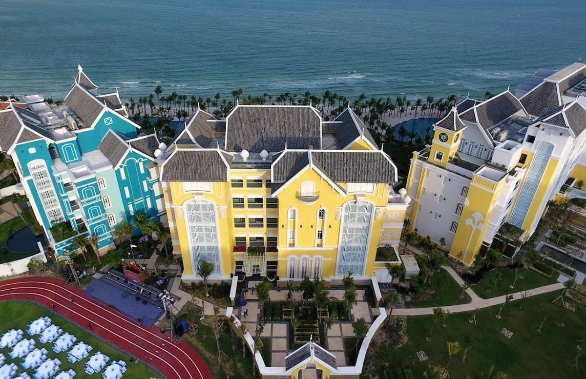 JW Marriott Phu Quoc Emerald Bay có phong cách kiến trúc Pháp điển hình